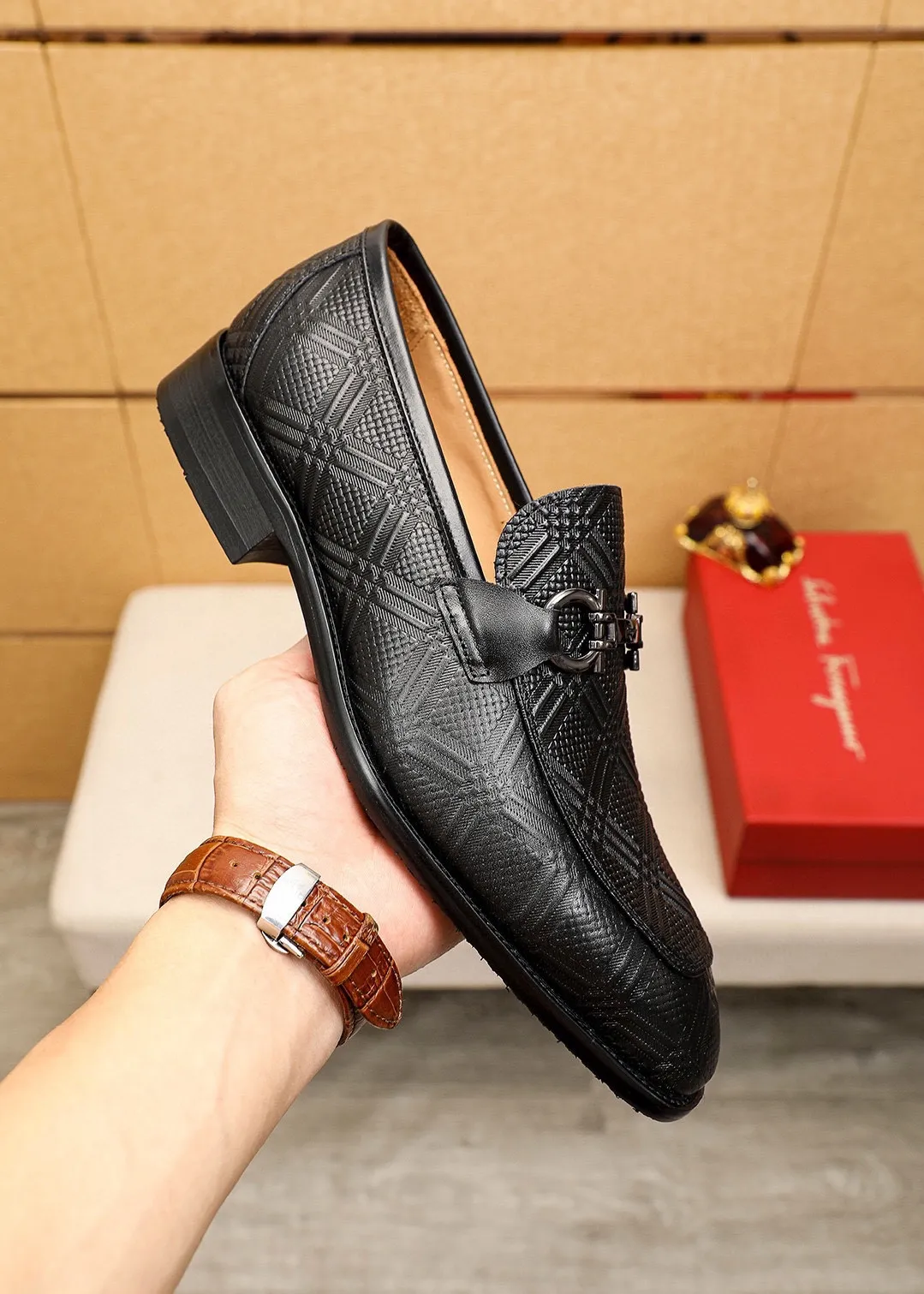Men's shoes💰480💰 Product trademark: Ferragamo "Ferragamo" casual leather shoes Regular size: 38-44 (custom-made for 45🉑️) Product materials: Selected imported first-layer calfskin embossed upper + original hardware buckle, imported water-dyed cowhide leather lining. Strong three-dimensional visual effect, combined outsole Color: 1⃣️color optional